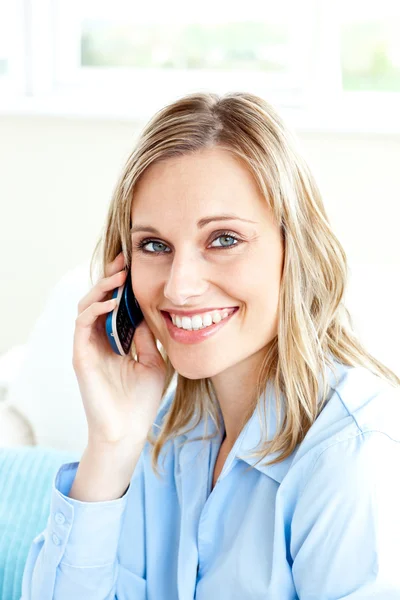 Vrolijke zakenvrouw met behulp van haar mobiele telefoon thuis — Stockfoto