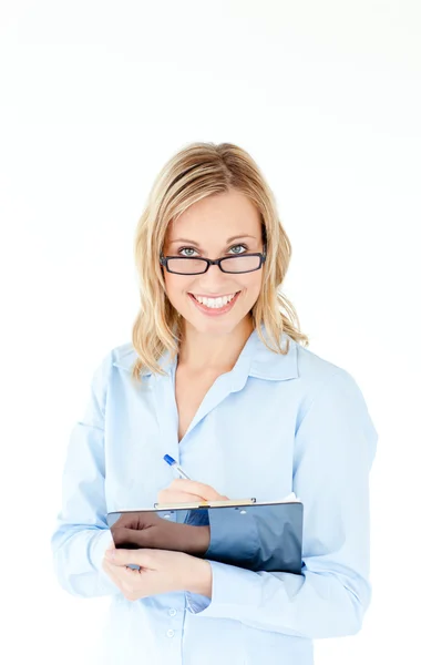 Mulher de negócios sorrindo usando óculos e segurando uma prancheta — Fotografia de Stock