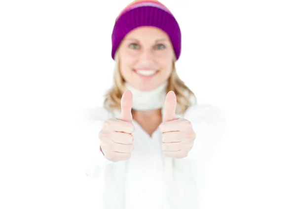 Mujer animada con pulgares arriba y sombrero sonriendo a la cámara — Foto de Stock