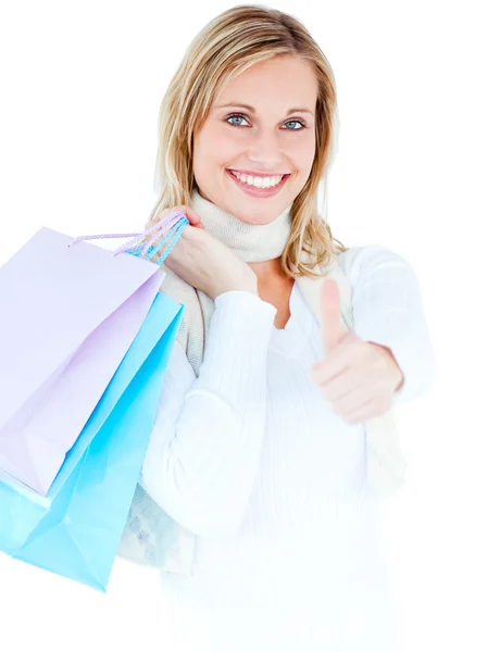 Başparmak alışveriş torbaları tutmak yukarıya ile memnun kadın — Stok fotoğraf