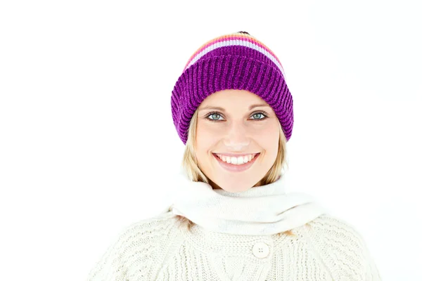 Güzel genç kadın geldi gülümseyen kış kapaklı — Stok fotoğraf