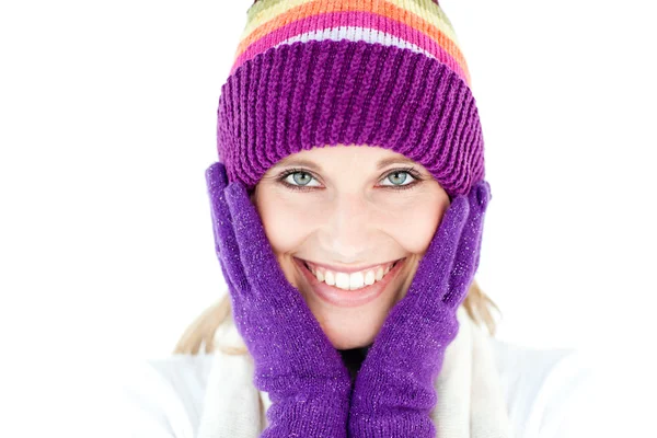 Giovane donna radiosa con berretto e guanti in inverno sorridente a — Foto Stock