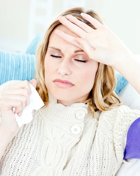 Mujer enferma con dolor de cabeza acostada en el sofá en el living-roo —  Fotos de Stock