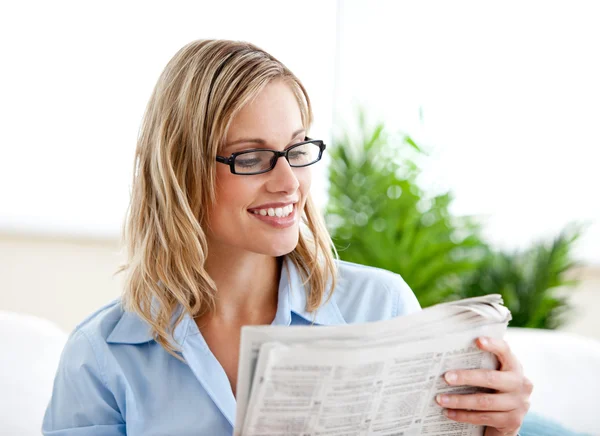 Aantrekkelijke zakenvrouw dragen van een bril en het lezen van de newspap — Stockfoto