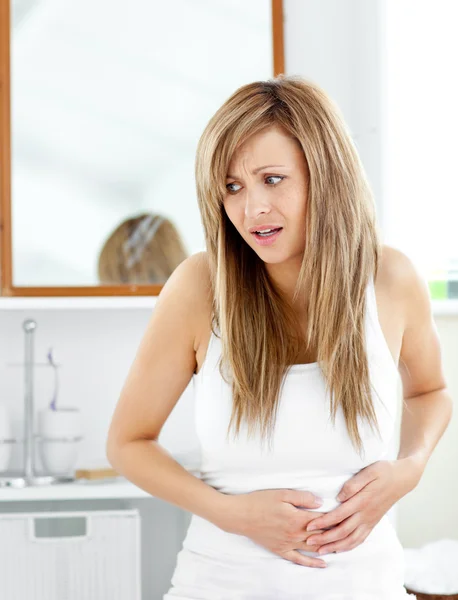 Attraktive Frau mit Bauchschmerzen im Badezimmer — Stockfoto