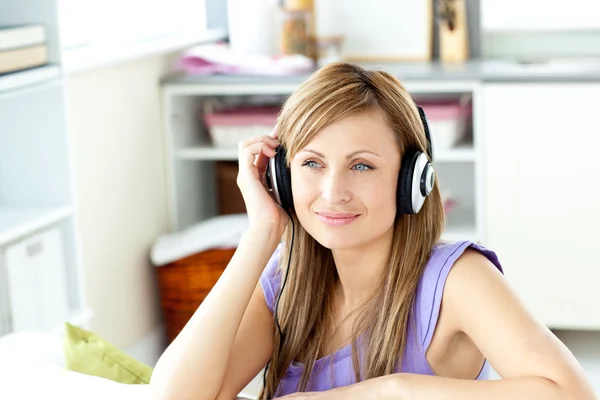 Mujer amable escuchando música en casa — Foto de Stock