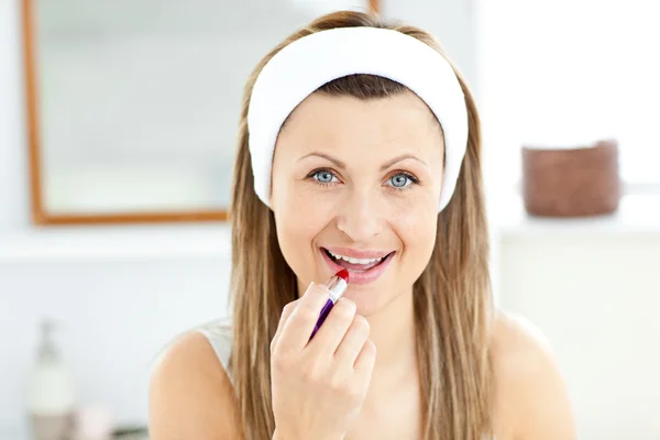Délicieuse jeune femme utilisant un rouge à lèvres rouge dans la salle de bain — Photo