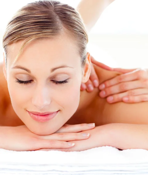 Porträtt av en attraktiv kvinna liggande på en massagebänk — Stockfoto