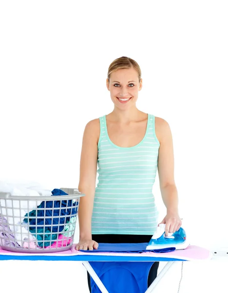 Χαρούμενη γυναίκα σιδέρωμα τα ρούχα — Φωτογραφία Αρχείου