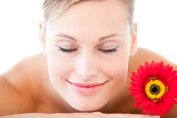 Close-up de uma mulher sorridente deitada em uma mesa de massagem com um fluxo — Fotografia de Stock