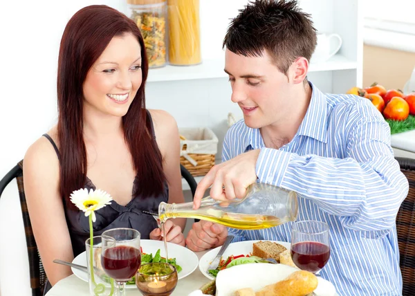 Strahlendes Paar beim gemeinsamen Abendessen in der Küche — Stockfoto
