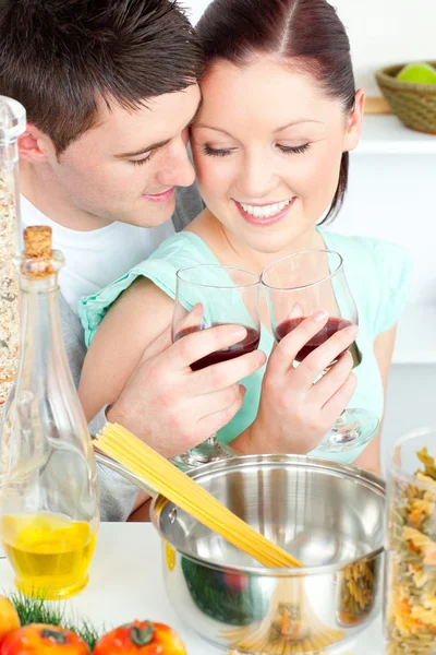 Coppia amorevole preparare spaghetti in cucina e drinkng vincere — Foto Stock