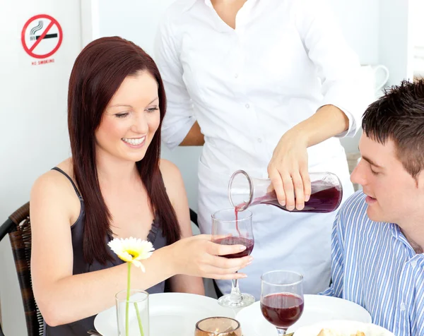 Joven pareja alegre cenando en el restaurante —  Fotos de Stock