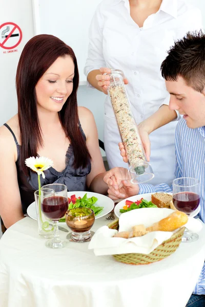 Счастливая пара ужинает в ресторане — стоковое фото