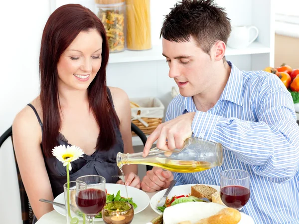 Jeune couple dînant dans la cuisine — Photo