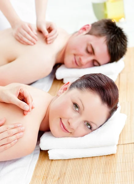 Encantada pareja caucásica recibiendo un masaje de espalda —  Fotos de Stock