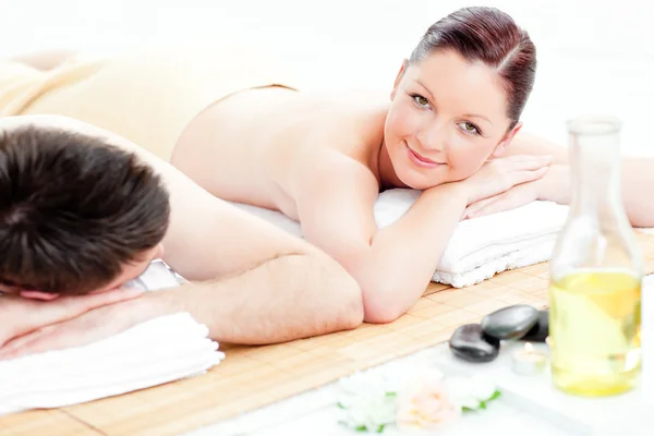 Attraktiva unga par liggande på en massagebänk — Stockfoto