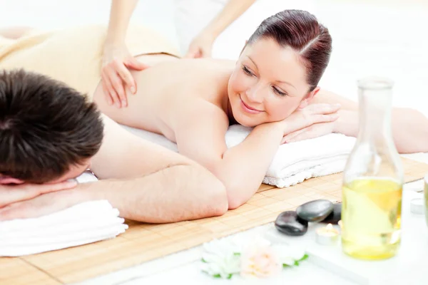 Casal jovem caucasiano recebendo uma massagem nas costas — Fotografia de Stock
