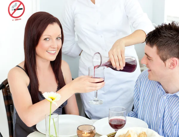 Glada unga par med middag på restaurang — Stockfoto