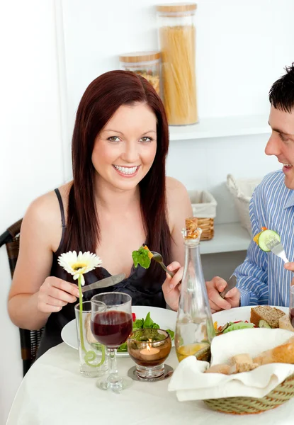 Sorrindo jovem casal jantando na cozinha — Fotografia de Stock