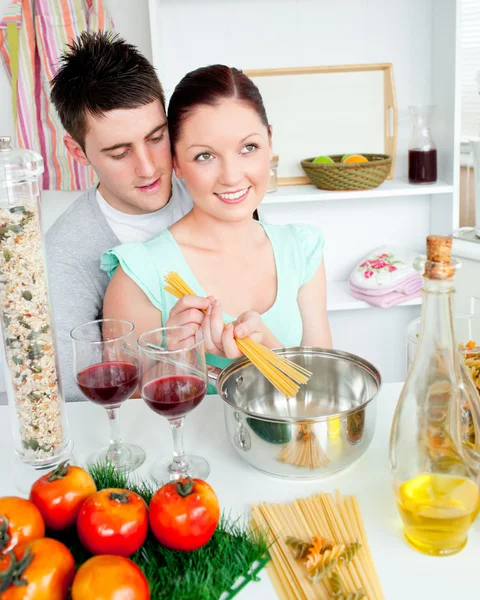 Coppia stretta che prepara spaghetti in cucina e beve vino — Foto Stock