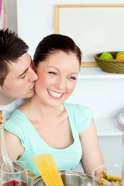 Gioioso coppia preparare spaghetti in cucina e drinkng vincere — Foto Stock