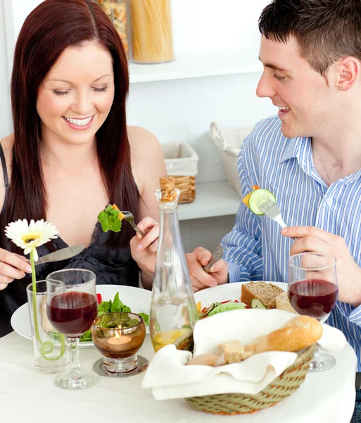 Jovem casal caucasiano jantando em casa — Fotografia de Stock
