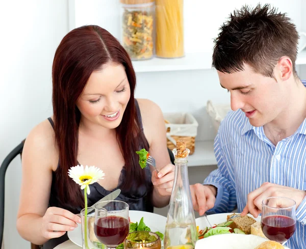 Cariñosa pareja caucásica cenando en casa —  Fotos de Stock