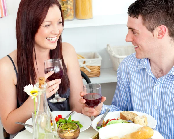 Lachendes kaukasisches Paar beim Abendessen zu Hause — Stockfoto