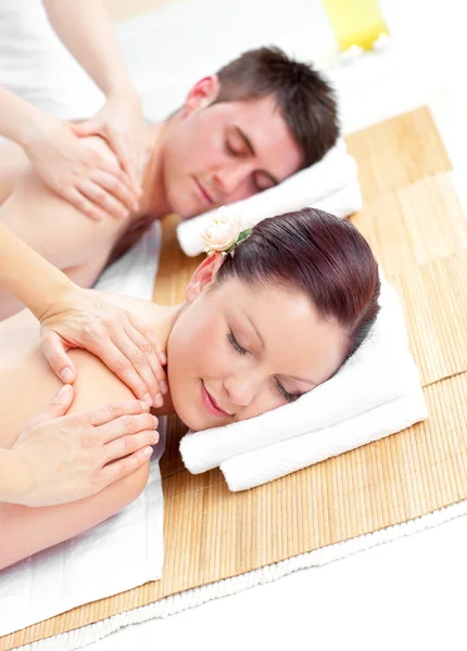 Atractiva pareja joven recibiendo un masaje de espalda — Foto de Stock