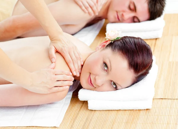 Brilhante jovem casal recebendo uma massagem nas costas — Fotografia de Stock