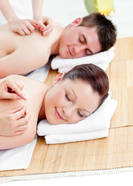Positives junges Paar erhält eine Rückenmassage — Stockfoto