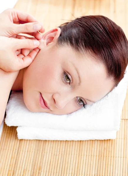 Close-up de uma mulher brilhante recebendo uma massagem na cabeça — Fotografia de Stock