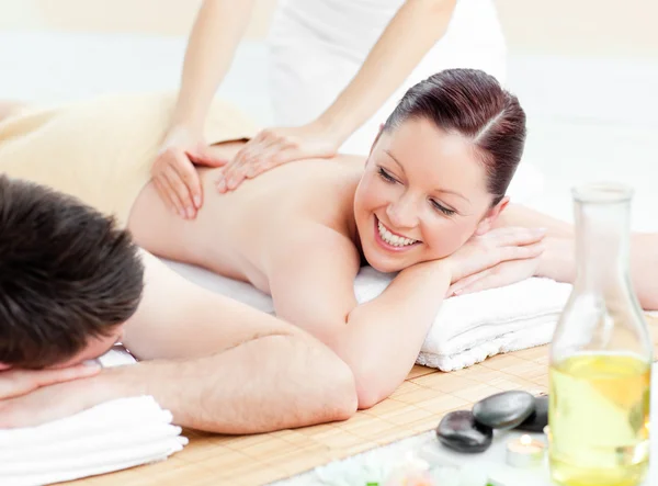 Gloeiende jonge paar ontvangen een rugmassage — Stockfoto