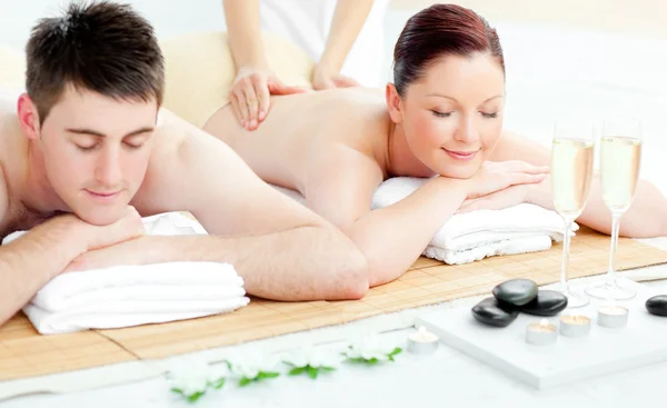 Affascinante giovane coppia godendo di un massaggio alla schiena — Foto Stock