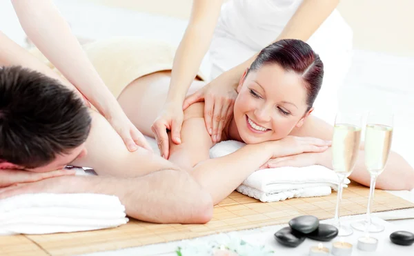 Positivo jovem casal desfrutando de uma massagem nas costas — Fotografia de Stock