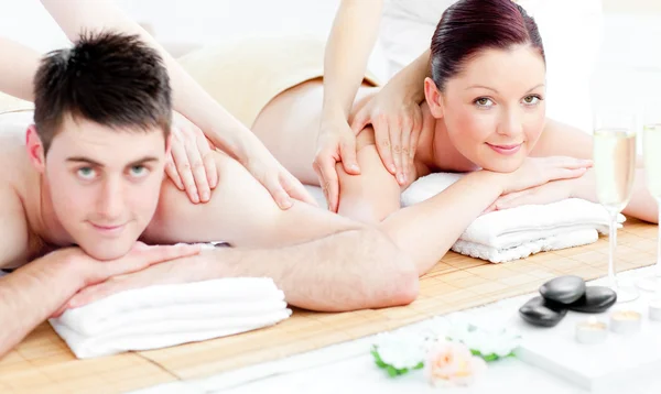 Amare giovane coppia godendo di un massaggio alla schiena — Foto Stock