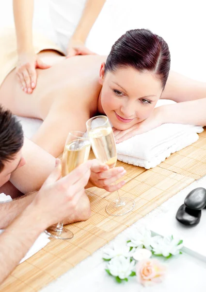 Caucásico joven pareja disfrutando de un masaje de espalda y beber cham — Foto de Stock