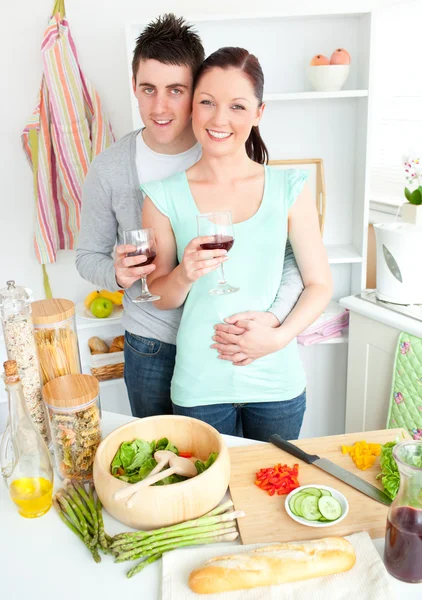 Coppia innamorata che beve vino in cucina — Foto Stock