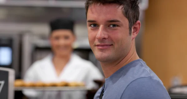 Knappe mannelijke klant in een bakkerij — Stockfoto