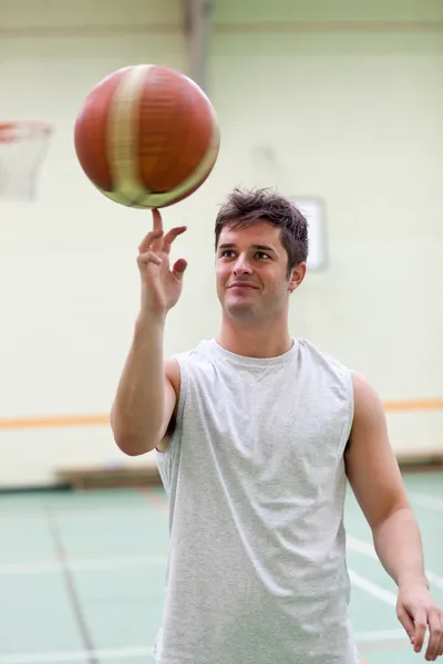 Талантливый человек играет в баскетбол — стоковое фото