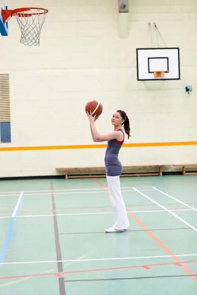 Mulher concentrada praticando basquete — Fotografia de Stock