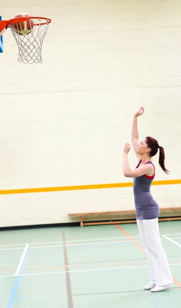 Обдарована жінка практикує баскетбол — стокове фото