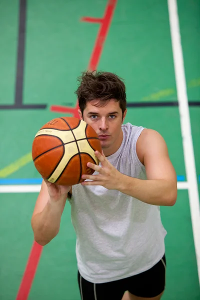 Portrait of a muscular young man playing basket-ball — Stock Photo, Image