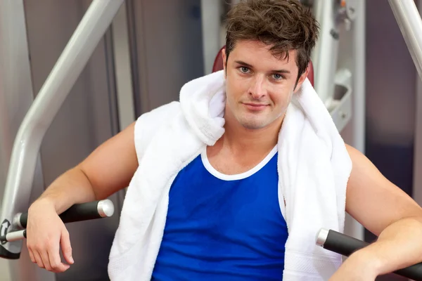 Handsome muscular man using a bench press — Stock Photo, Image
