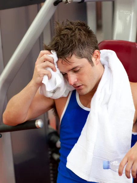 Tired man using a bench press — Stock Photo, Image