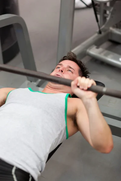 ダンベルでワークアウトする筋肉の男 — ストック写真