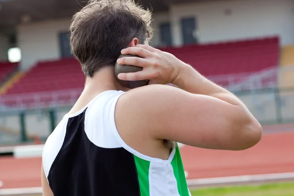 Koncentrerad manliga idrottare förbereder sig för att kasta vikt — Stockfoto