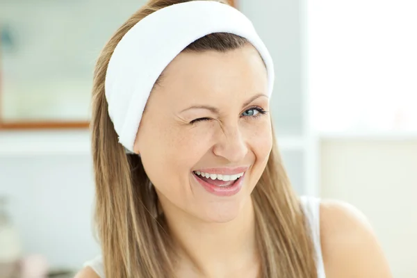 Femme joyeuse souriant à la caméra dans la salle de bain — Photo