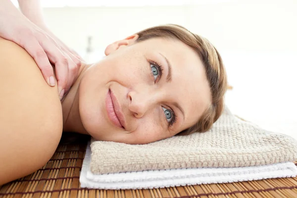 Portret van een aantrekkelijke vrouw liggend op een massagetafel — Stockfoto